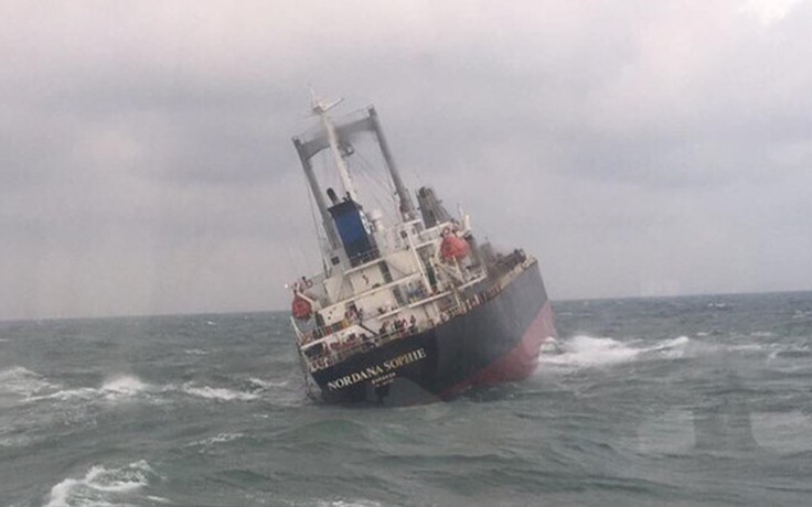 Bộ Quốc phòng điều tàu ứng phó sự cố tràn dầu