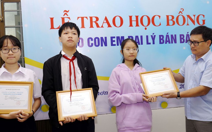 Trao học bổng cho con em đại lý bán báo