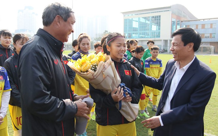 Bộ trưởng Nguyễn Ngọc Thiện chúc đội nữ giành vé dự Olympic