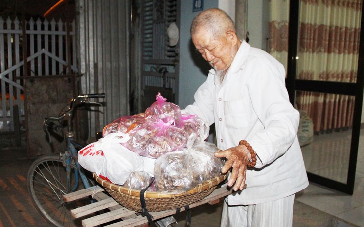 Chuyện tử tế: Cụ ông 90 tuổi bán đậu phộng dạo để làm từ thiện