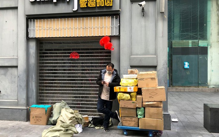 Thương nhân công nghệ Trung Quốc bán hàng trên đường phố giữa mùa dịch Covid-19