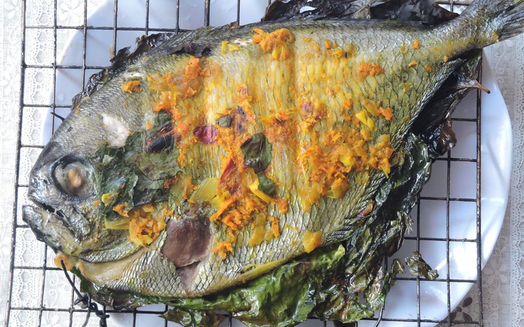 Hương vị quê hương: Xiêu lòng cá mẻ lò nướng lá lốt