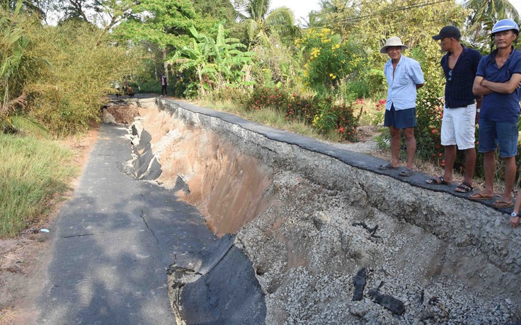 Đường ở Cà Mau bị sụt lún nghiêm trọng