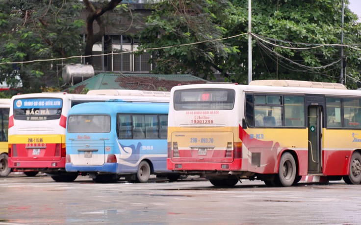 Xe buýt Hà Nội vắng khách trong ngày đầu hết cách ly xã hội