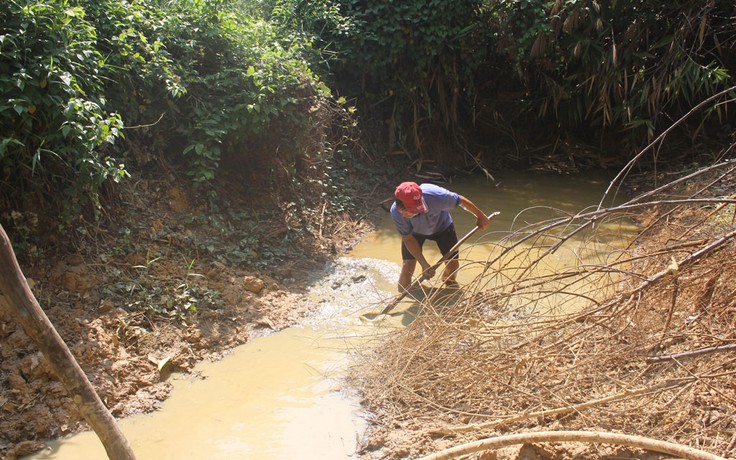 Giáo viên phải nạo vét ao để lấy nước sinh hoạt