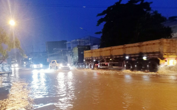 Mưa lớn kéo dài khiến quốc lộ 20 đoạn qua huyện Đạ Huoai biến thành 'sông'