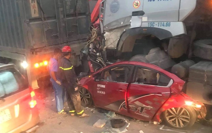 Xe container tông nát ô tô con đang dừng đèn đỏ, 3 người chết, 1 người bị thương