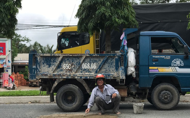 Tài xế trích lương đi vá đường: 'Thấy ổ gà mà không vá, tôi cứ thấp thỏm'