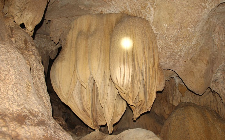 Bảo vệ, khai thác giá trị hang động mới phát hiện ở Quảng Trị