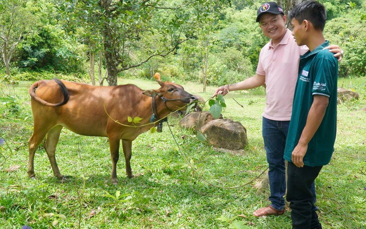 Báo Thanh Niên hỗ trợ 'cậu bé chân giả' lập trang trại trên non