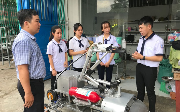 Học sinh chế tạo robot cứu hỏa