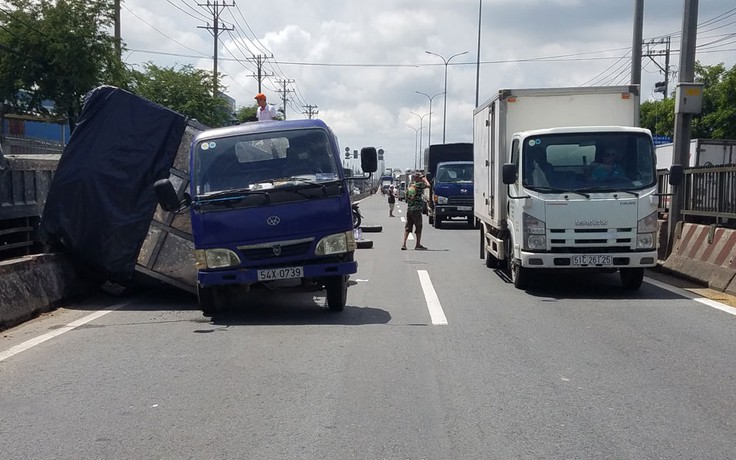 TP.HCM: Xe tải đang chạy rơi bánh lật nghiêng, người đi đường khiếp vía