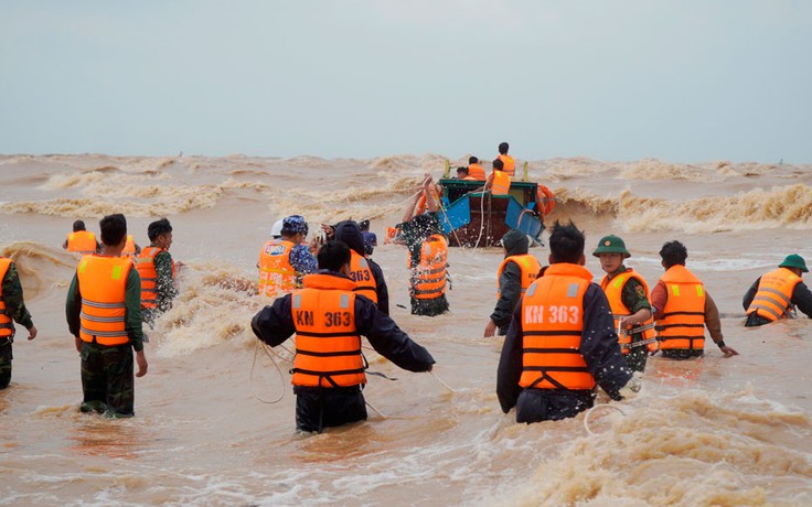 'Người hùng' mắc kẹt trên tàu chìm