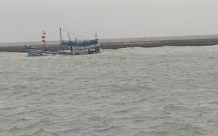 'Tàu lạ' dạt vào bờ biển đã gãy đôi, khẩn cấp ứng phó sự cố tràn dầu