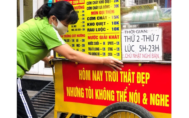 Xe cơm cháy 'im lặng nhất' Sài Gòn bởi người bán không nghe không nói