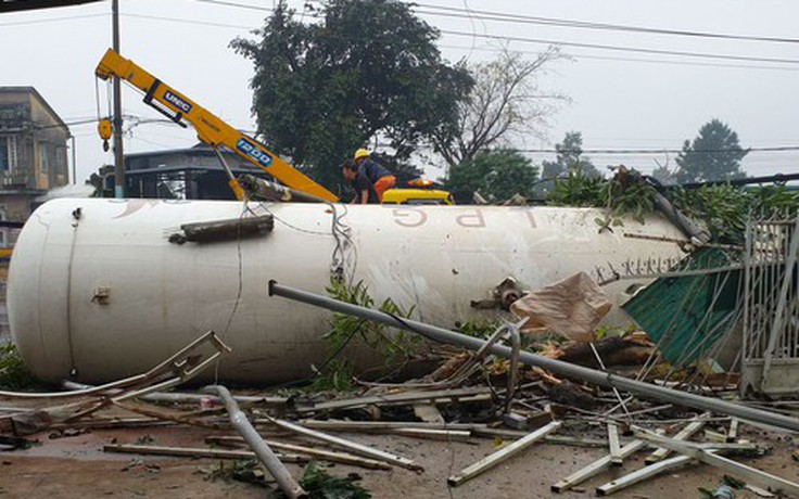 Bảo Lộc: Xe bồn chở gas tông vào nhiều nhà dân