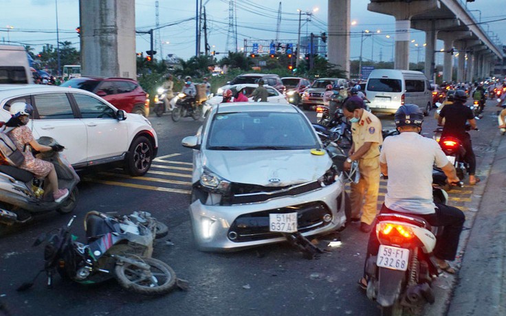 Tai nạn trên đường Nguyễn Văn Bá: Ô tô tông nhiều xe máy, 3 người bị thương