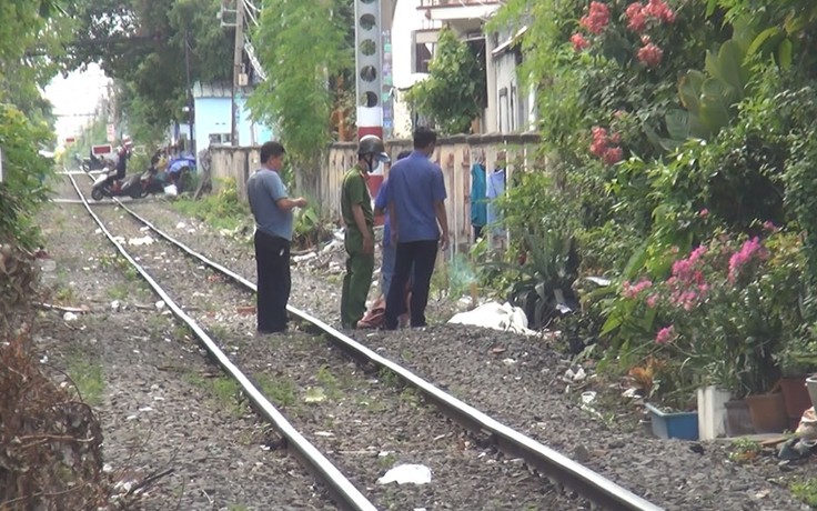 TP.HCM: Phơi quần áo gần đường ray, người phụ nữ bị tàu hỏa tông chết