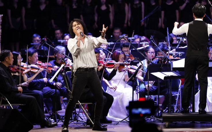 Nhạc trưởng Trần Nhật Minh chỉ huy hòa nhạc chào năm mới