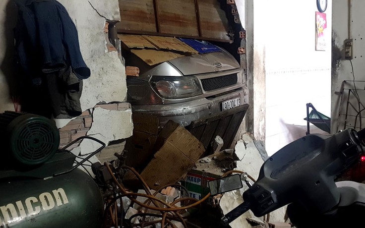 Tai nạn ở Bảo Lộc: Xe khách 16 chỗ trôi tự do tông sập tường nhà dân