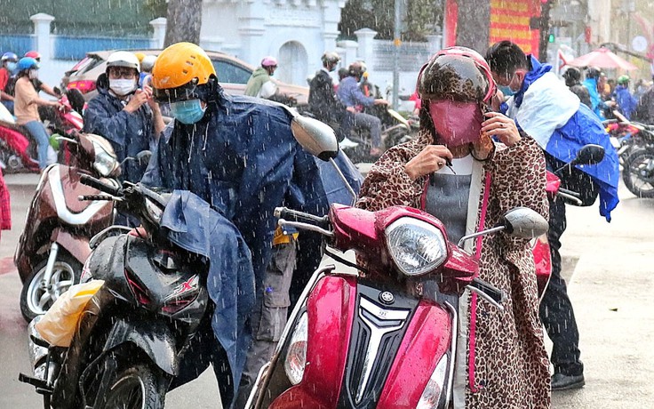 Người Sài Gòn đón cơn mưa ‘giải nhiệt’ sau nhiều ngày nóng hầm hập