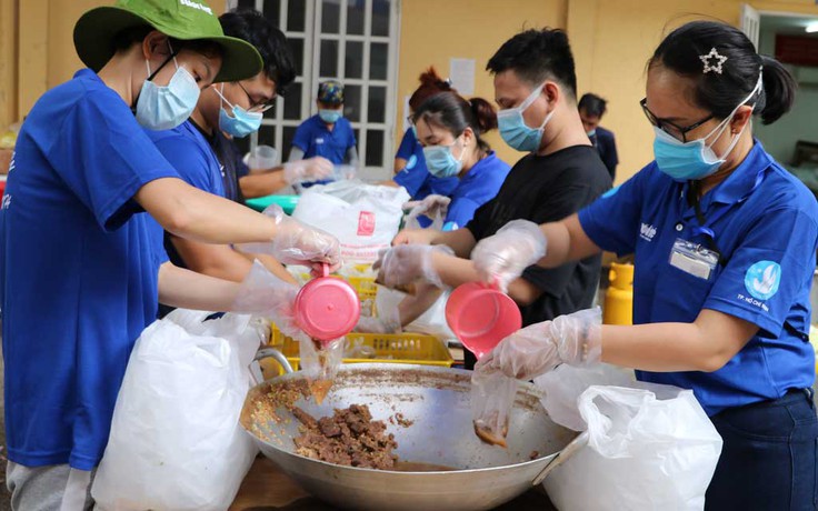 Bếp ăn của người trẻ: Chạy đua với thời gian để kịp giờ phát cơm mỗi ngày