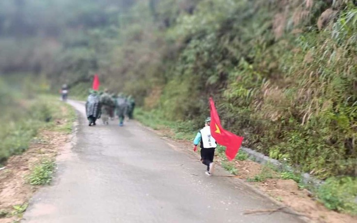 Cảm phục cậu bé 7 tuổi đi bộ xuyên rừng 15km, khoe mẹ lá cờ Tổ quốc