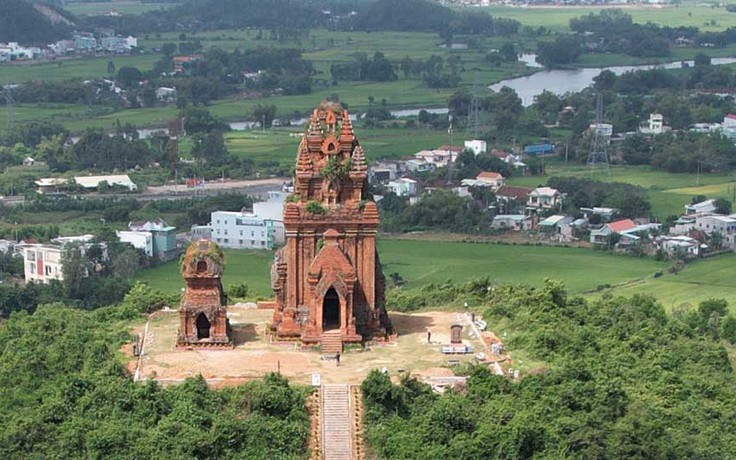 Tu bổ hay làm hại di tích tháp Bánh Ít?