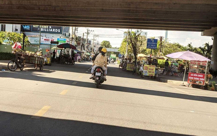 Gầm cầu vượt thành nơi buôn bán