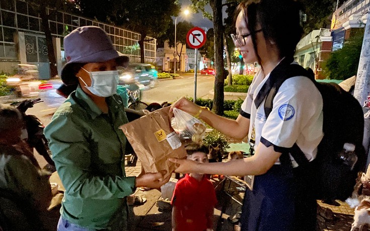 Nhóm học sinh len lỏi trong đêm làm điều ý nghĩa