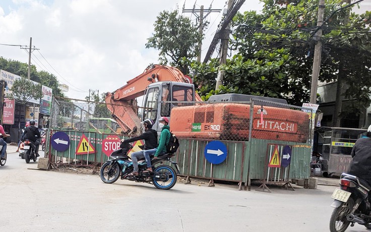 Thi công kéo dài, gây khó khăn cho việc đi lại