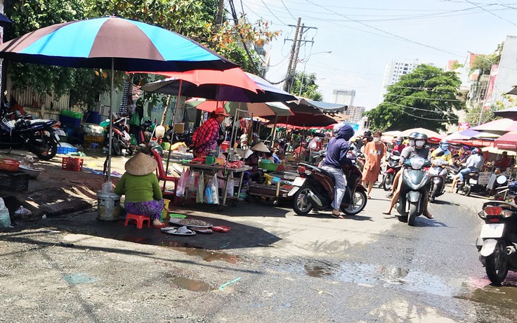 Buôn bán tràn lan trên đường