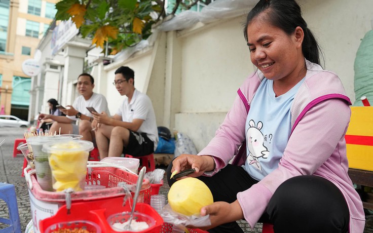 Nuôi giấc mơ bên Nhà thờ Đức Bà: Sáu 'bụi' và 'bảo mẫu' chim bồ câu