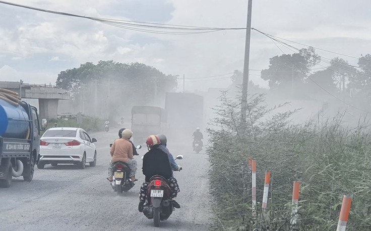 Đoạn đường nắng bụi, mưa lầy