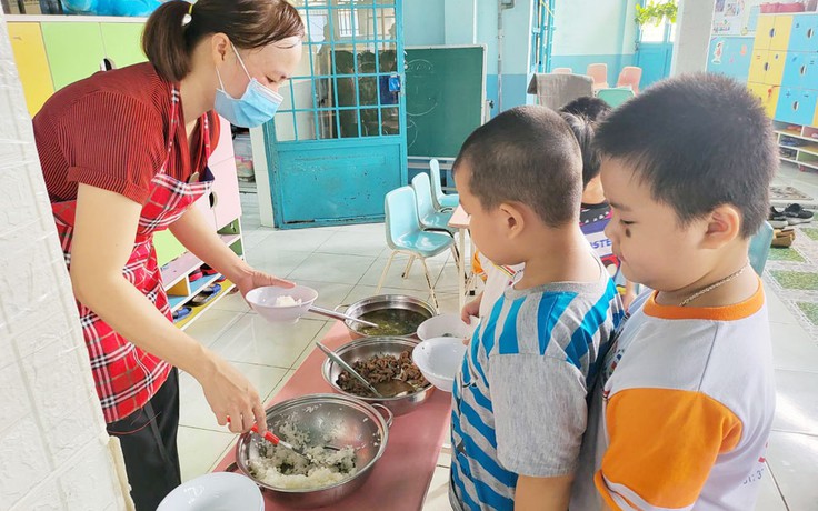 'Căng não' với bữa ăn bán trú 27.000 đồng