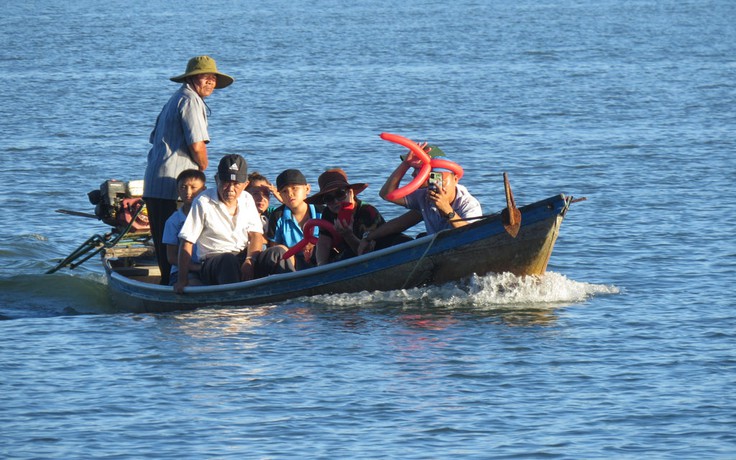 Mưu sinh trên đầm An Khê: Chìm nổi phận thuyền