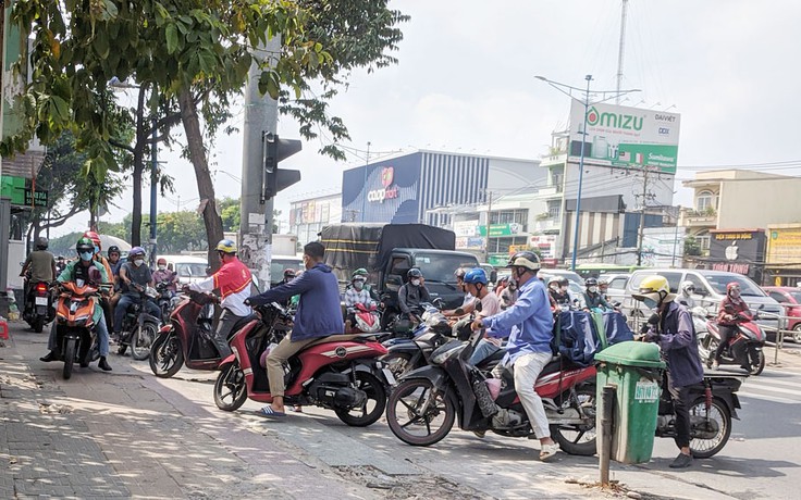 Ngang nhiên chạy xe ngược chiều