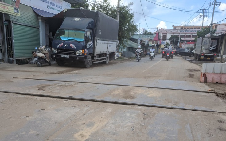 Tấm sắt to bị chênh trên đường