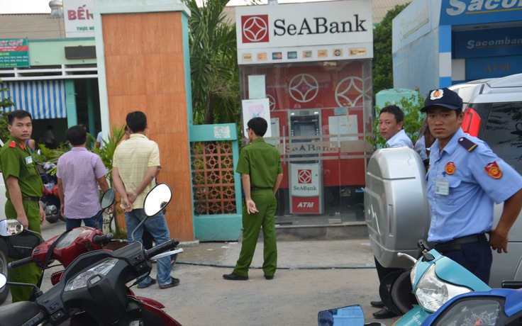 Kẻ trộm cạy thùng ATM giữa ban ngày