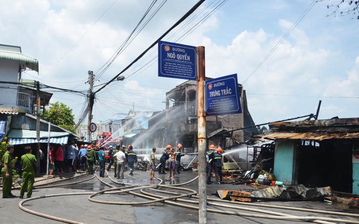 Cháy lớn gần chợ Mỹ Tho: Tiếp tục hỗ trợ 8 gia đình có nhà bị cháy