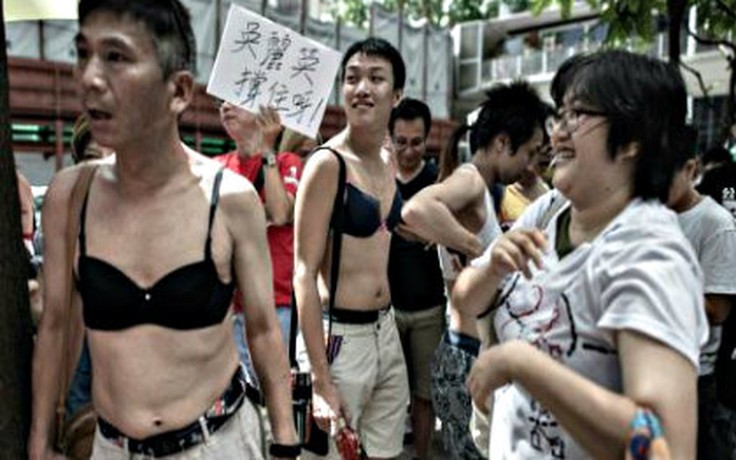 Hồng Kông: Đàn ông mặc áo ngực biểu tình trước đồn cảnh sát