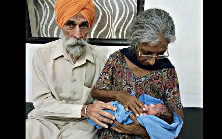 Cụ bà 70 tuổi ở Ấn Độ sinh con đầu lòng