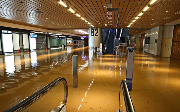 Mưa lớn gây ngập sân bay, Đài Loan hoãn 200 chuyến bay