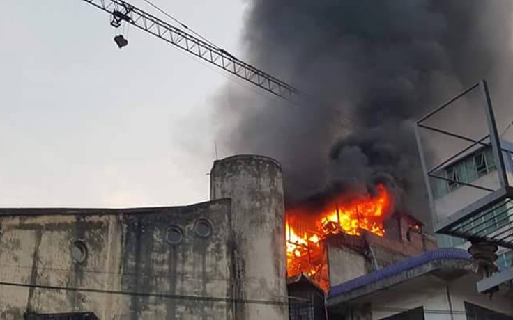 Cháy nhà 3 tầng trên phố Giang Văn Minh