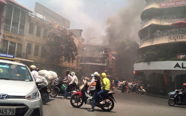 Cháy lớn trên phố Cầu Gỗ, người dân hoảng loạn