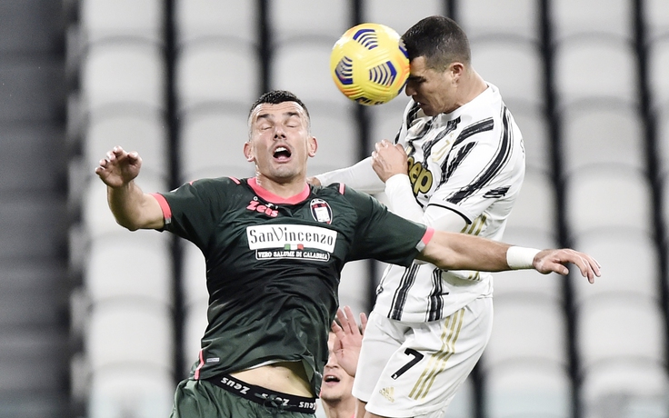 Ronaldo lập kỳ tích sau cú đúp bàn thắng bằng đầu