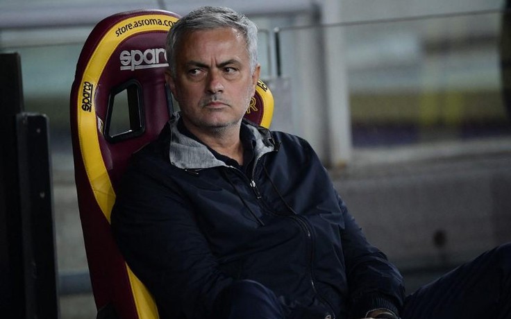 AS Roma thua bẽ bàng trước đội mới lên hạng, Jose Mourinho cay cú với trọng tài