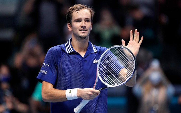 Đánh bại Zverev, ĐKVĐ Medvedev sớm giành vé vào bán kết ATP Finals