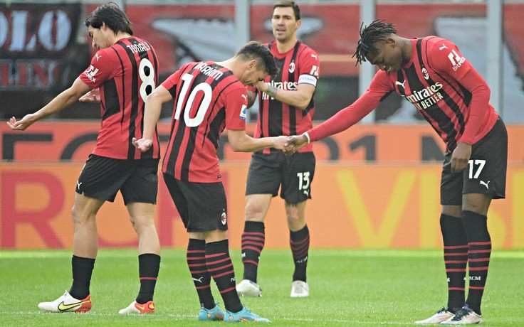 Leao tỏa sáng giúp AC Milan giành lại ngôi đầu Serie A