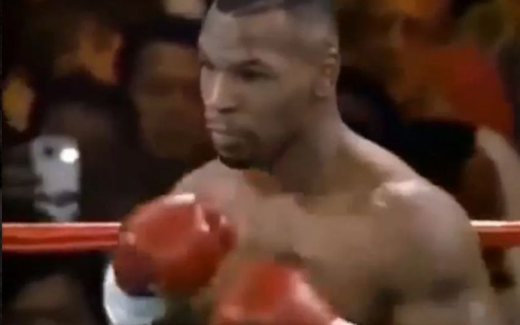 Nghi vấn ‘người du hành thời gian’ dùng Iphone trong trận đấu năm 1995 của Mike Tyson